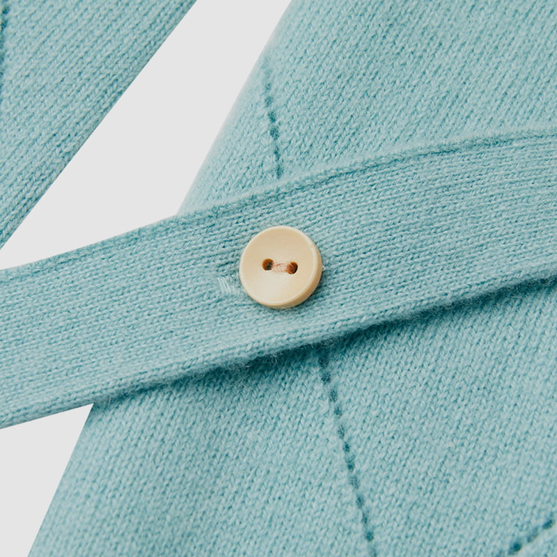 ML2212 Sveter z pleteného svetra s diamantovým dutým výstrihom a stuhou ML2212 Sveter z pleteného svetra s diamantovým dutým výstrihom a stuhou